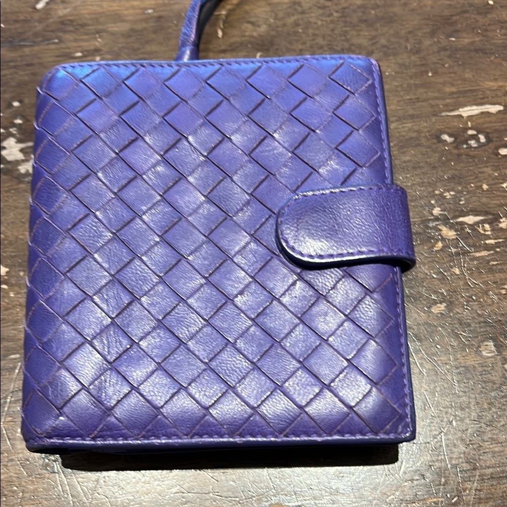 Bottega Veneta Purple Leather Wallet – Compact Zip & Card Holder – Made in Italy